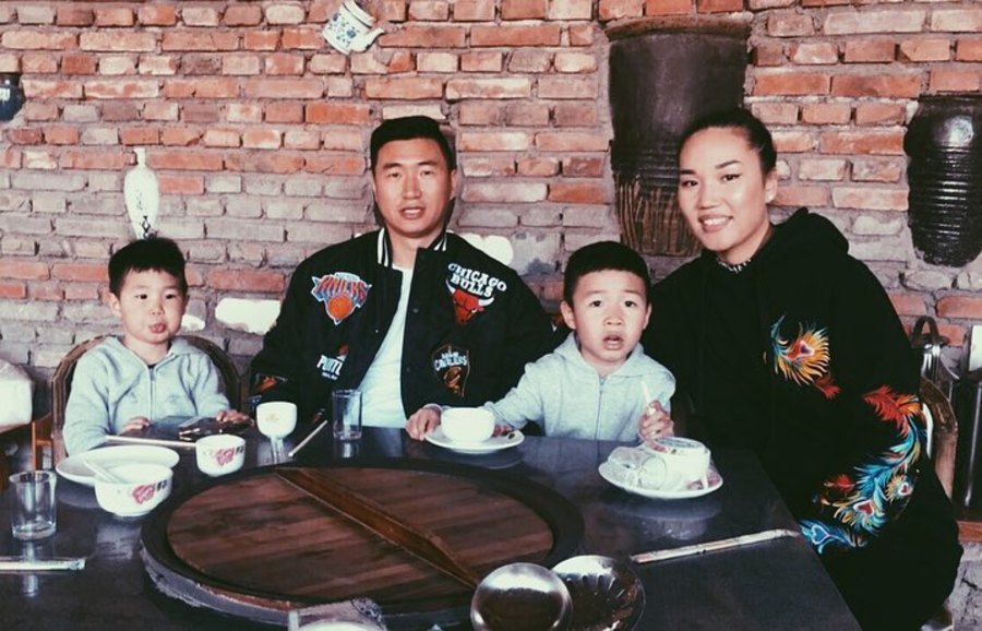Казахстанка, вышедшая замуж за китайца, не может привезти детей на родину из-за проблем с визой
